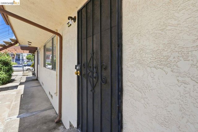 933 41St St, Oakland, CA 94608