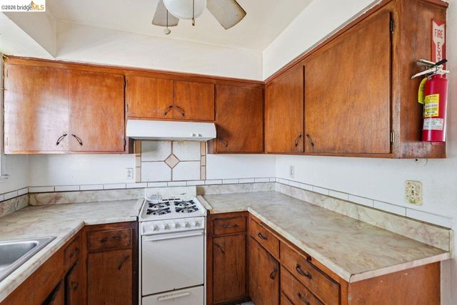 933 41St St, Oakland, CA 94608
