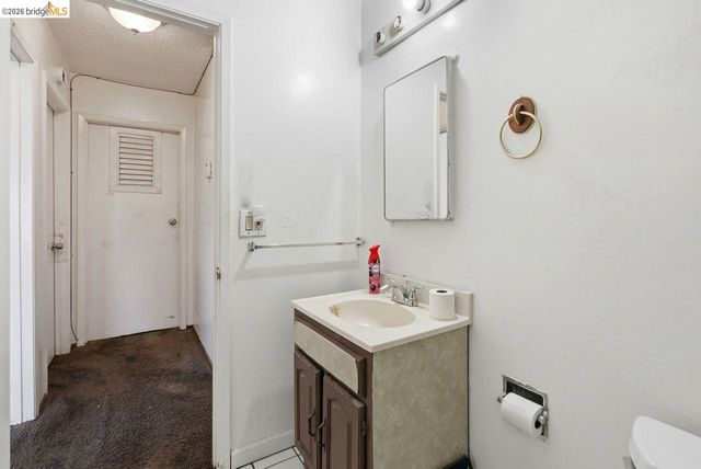 933 41St St, Oakland, CA 94608