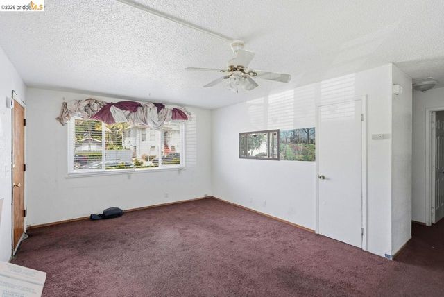933 41St St, Oakland, CA 94608