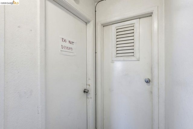 933 41St St, Oakland, CA 94608