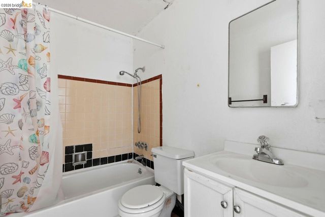 933 41St St, Oakland, CA 94608