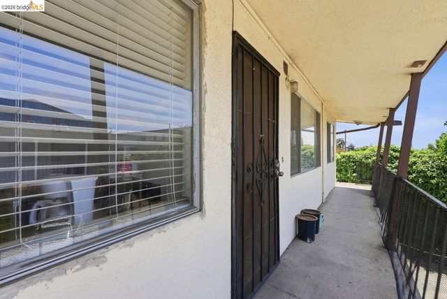 933 41St St, Oakland, CA 94608