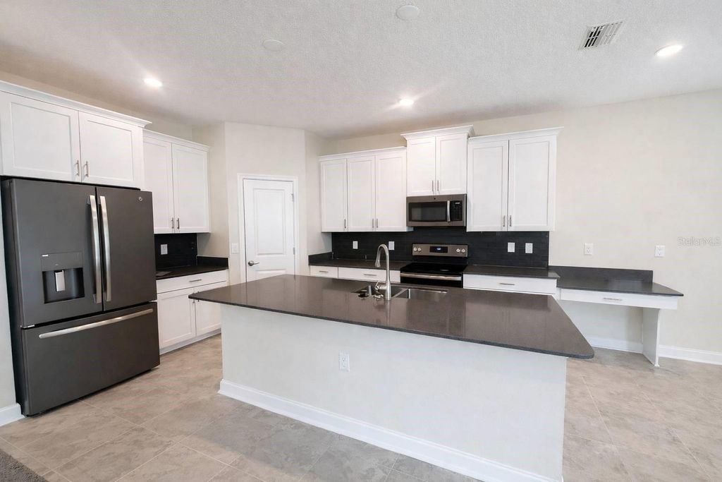 Image 4 of property listing at 11211 HISTORY AVENUE, Orlando, FL 32832