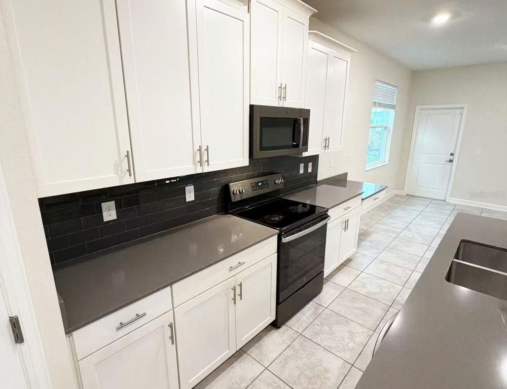 Image 5 of property listing at 11211 HISTORY AVENUE, Orlando, FL 32832