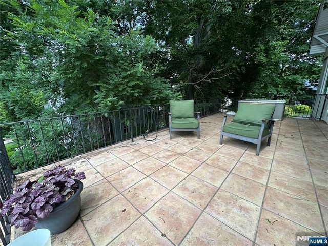 127 Howard Terrace, Leonia, NJ 07605