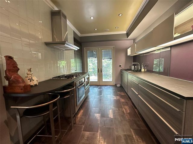 127 Howard Terrace, Leonia, NJ 07605