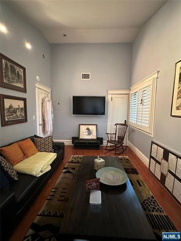127 Howard Terrace, Leonia, NJ 07605