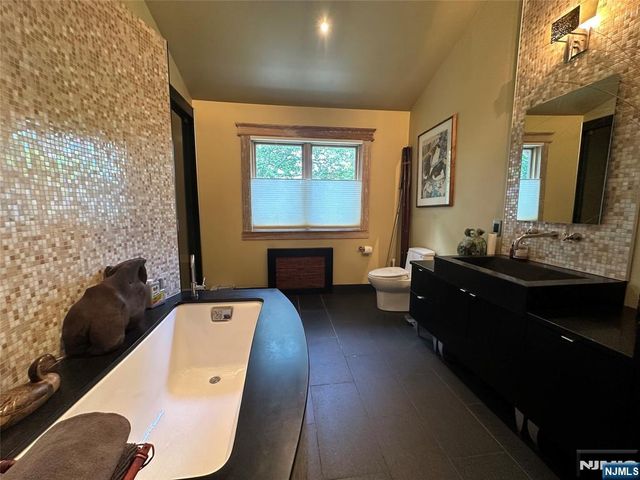 127 Howard Terrace, Leonia, NJ 07605
