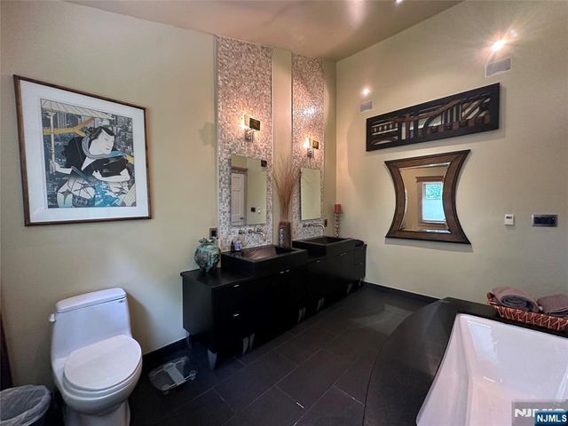 127 Howard Terrace, Leonia, NJ 07605