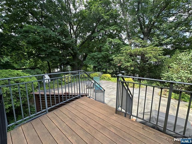 127 Howard Terrace, Leonia, NJ 07605