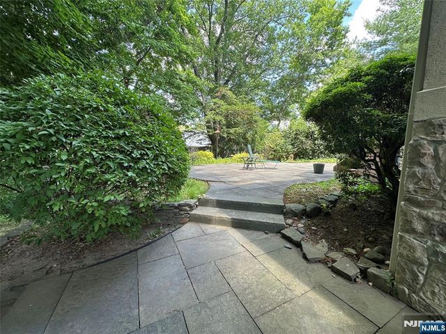 127 Howard Terrace, Leonia, NJ 07605