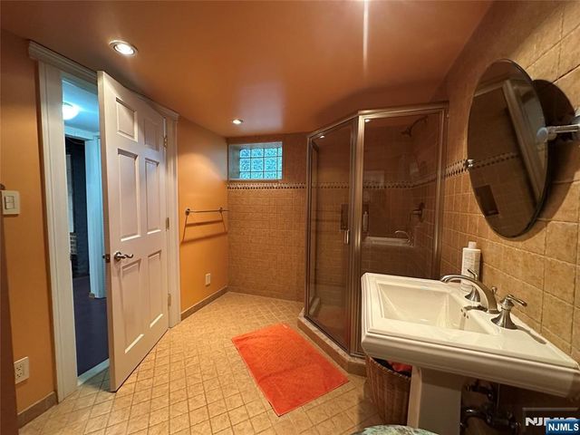 127 Howard Terrace, Leonia, NJ 07605
