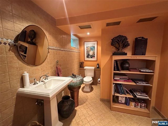 127 Howard Terrace, Leonia, NJ 07605