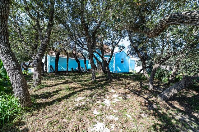 216 Steart St, Rockport, TX 78382