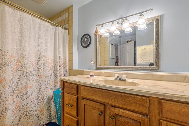 216 Steart St, Rockport, TX 78382