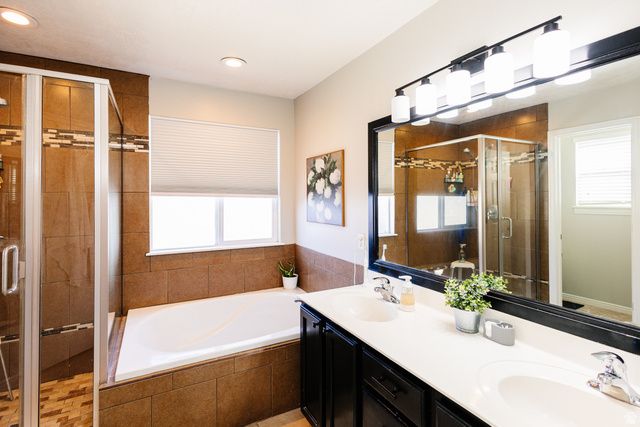 923 N KINGS CROSSING DR, Farmington, UT 84025