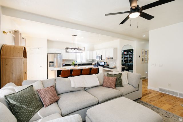 923 N KINGS CROSSING DR, Farmington, UT 84025