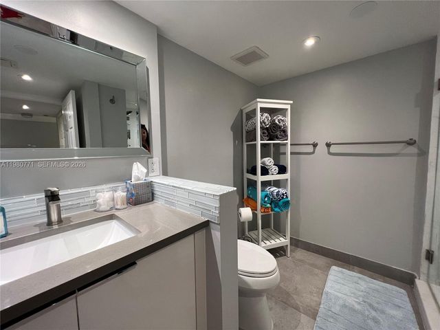 1717 N Bayshore Dr A-2044, Miami, FL 33132