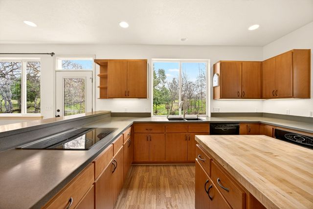 523 Strawberry Lane, Ashland, OR 97520