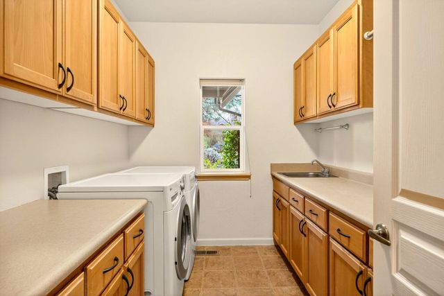 523 Strawberry Lane, Ashland, OR 97520