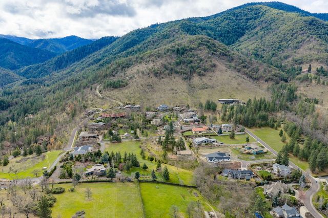 523 Strawberry Lane, Ashland, OR 97520