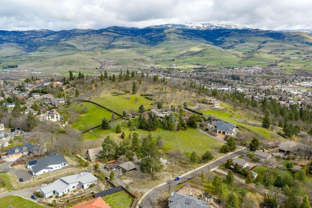 523 Strawberry Lane, Ashland, OR 97520