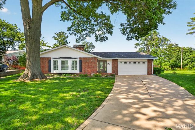 11929 Paradise Lane, Des Peres, MO 63131