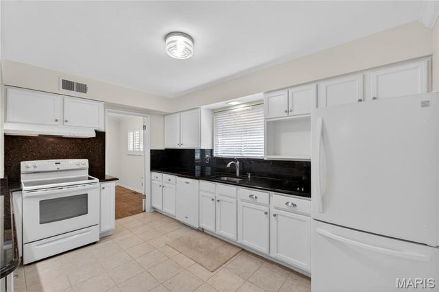 11929 Paradise Lane, Des Peres, MO 63131