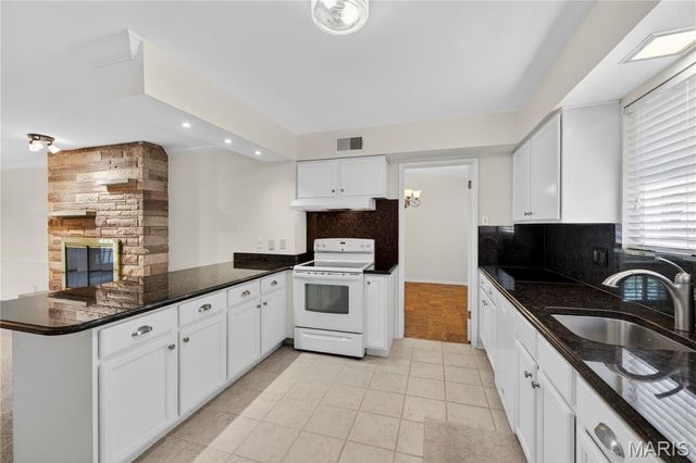 11929 Paradise Lane, Des Peres, MO 63131
