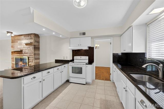 11929 Paradise Lane, Des Peres, MO 63131