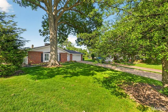 11929 Paradise Lane, Des Peres, MO 63131