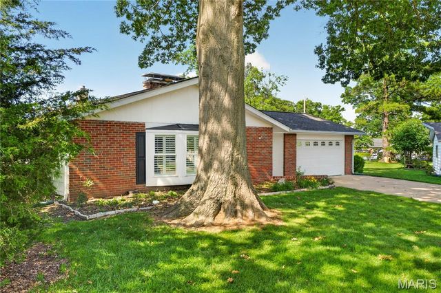 11929 Paradise Lane, Des Peres, MO 63131