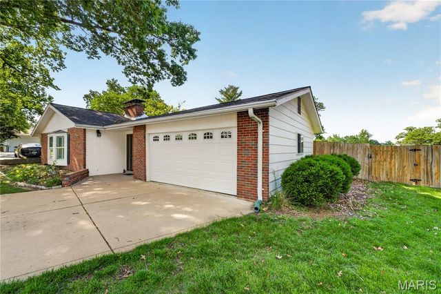 11929 Paradise Lane, Des Peres, MO 63131