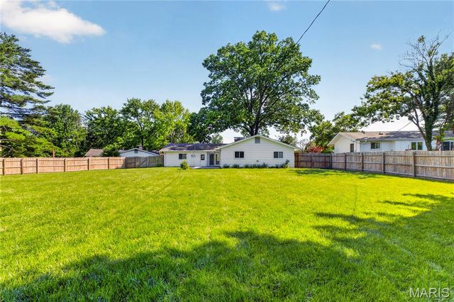 11929 Paradise Lane, Des Peres, MO 63131