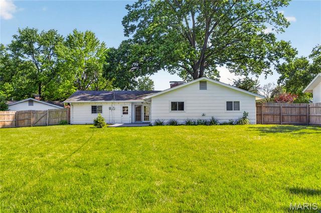 11929 Paradise Lane, Des Peres, MO 63131