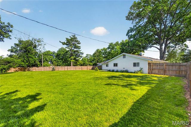 11929 Paradise Lane, Des Peres, MO 63131