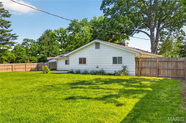 11929 Paradise Lane, Des Peres, MO 63131