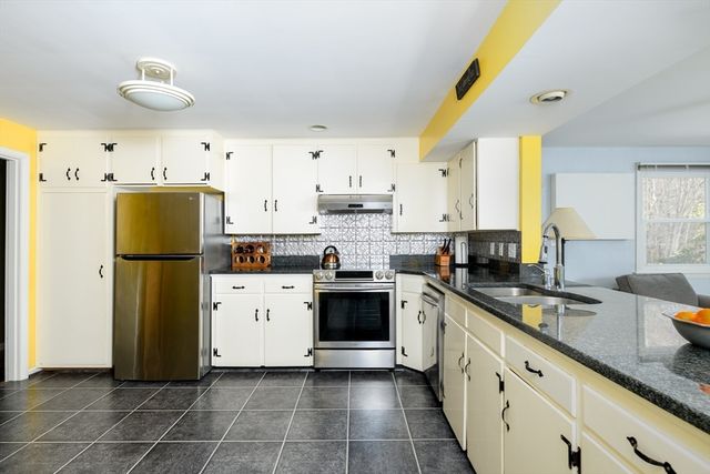 14 Wyndhurst Dr, Holden, MA 01520