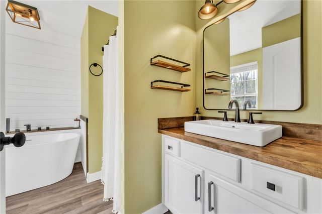 102 Lochenshire Place, Belton, SC 29627