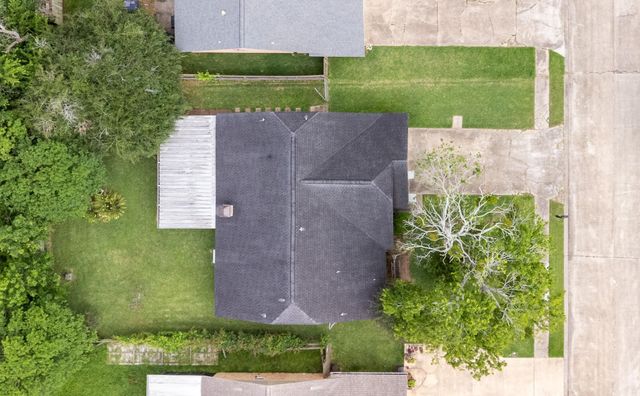 67 Sweetgum Court, Lake Jackson, TX 77566
