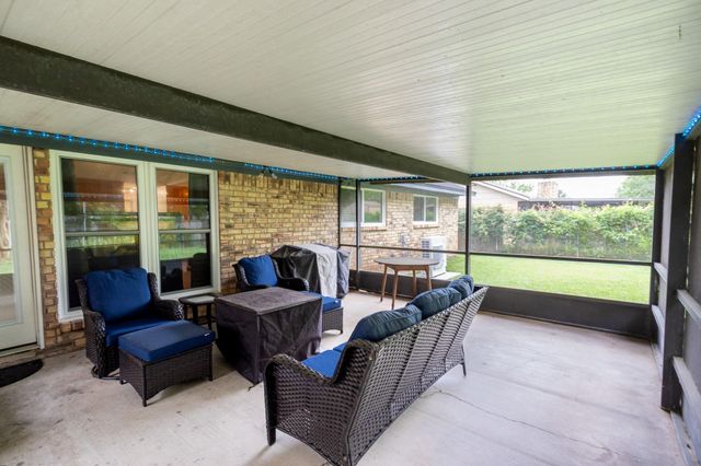 67 Sweetgum Court, Lake Jackson, TX 77566