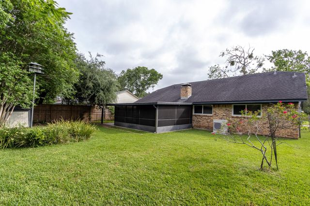 67 Sweetgum Court, Lake Jackson, TX 77566
