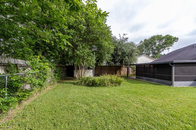 67 Sweetgum Court, Lake Jackson, TX 77566
