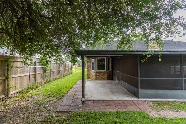 67 Sweetgum Court, Lake Jackson, TX 77566