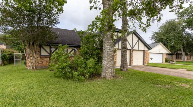 67 Sweetgum Court, Lake Jackson, TX 77566