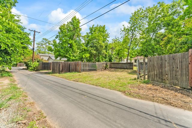 121 Carmel Ave, Roseville, CA 95678