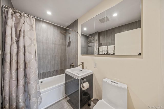5-49 Borden Avenue 2B, Long Island City, NY 11101