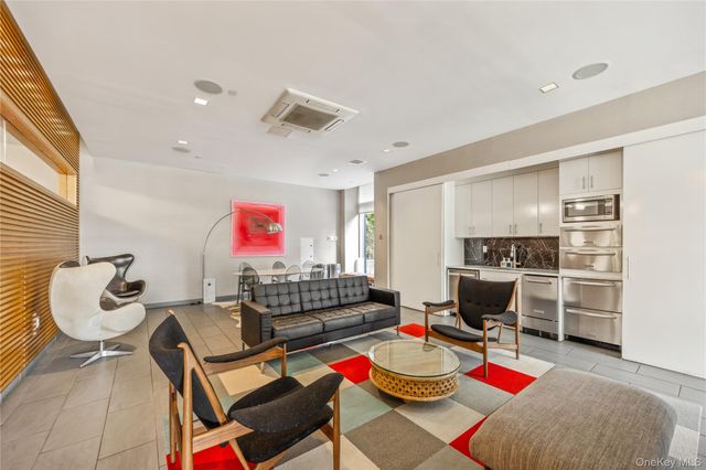 5-49 Borden Avenue 2B, Long Island City, NY 11101
