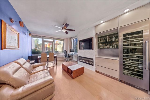 5-49 Borden Avenue 2B, Long Island City, NY 11101